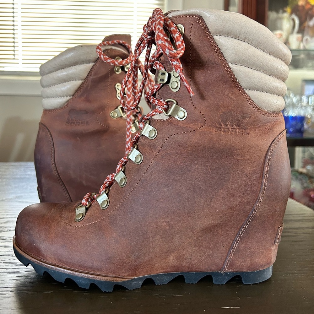 Sorel Conquest Women's Brown Wedge Heeled Boots - Picture 2 of 12